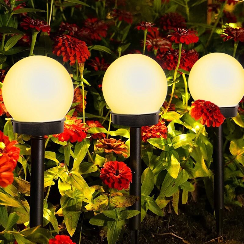 Lampes solaires LED pour jardin. Éclairage extérieur éco-responsable. Design élégant et résistant aux intempéries.