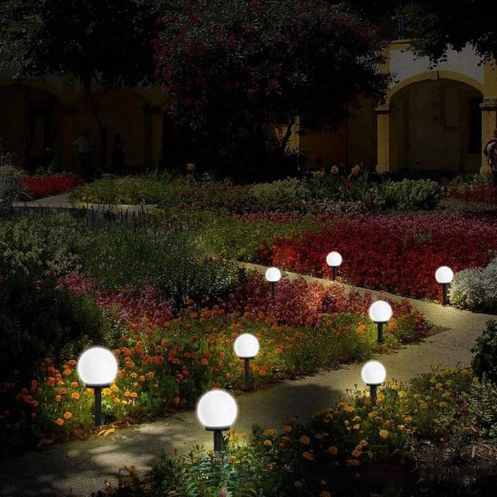 Lampes solaires LED pour jardin. Éclairage extérieur éco-responsable. Design élégant et résistant aux intempéries.