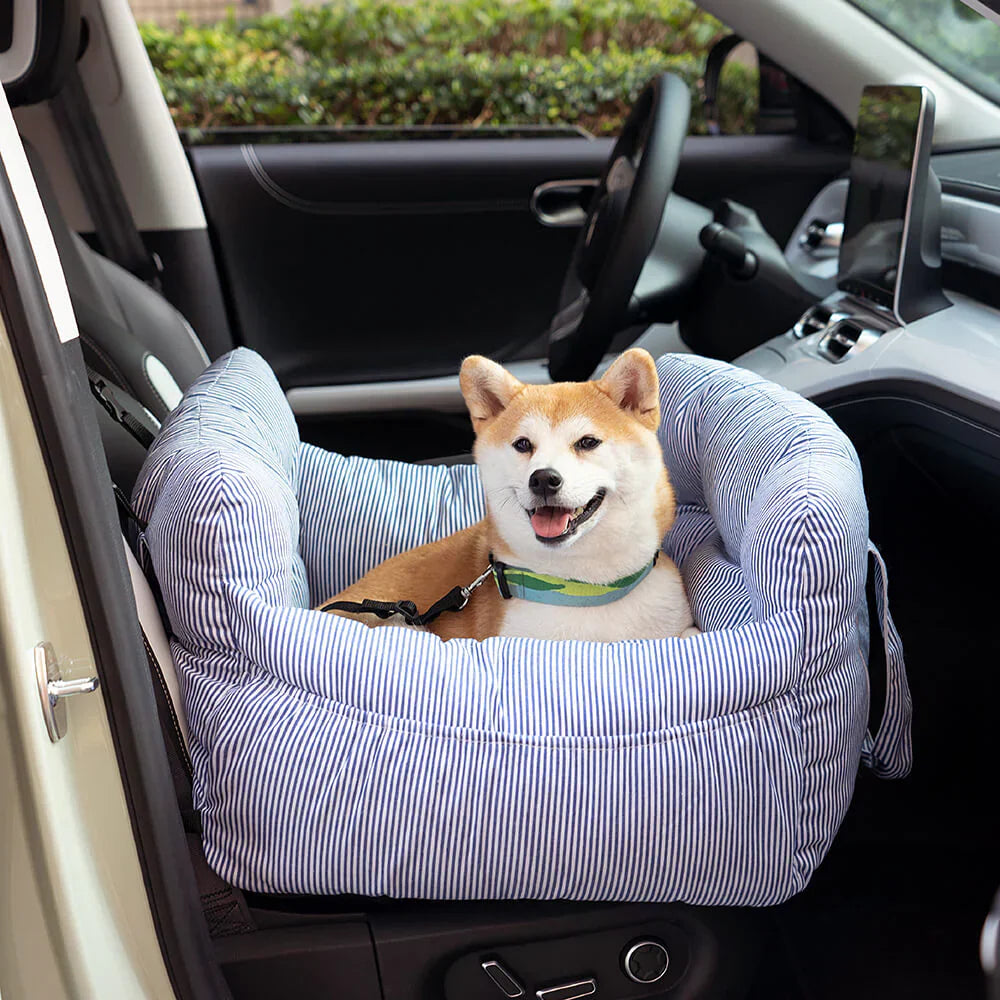 Lit voiture chien confortable et sécurisé.  Attaches ceinture. Rembourrage doux. Voyage en toute sécurité.