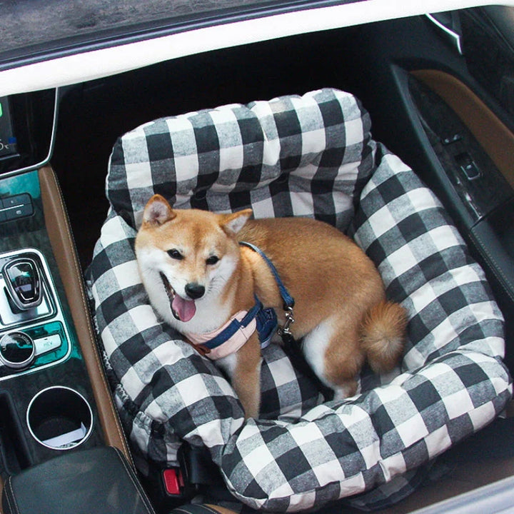 Lit voiture chien confortable et sécurisé.  Attaches ceinture. Rembourrage doux. Voyage en toute sécurité.