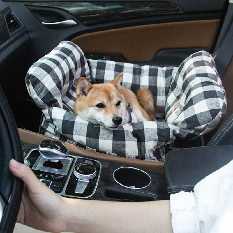 Lit voiture chien confortable et sécurisé.  Attaches ceinture. Rembourrage doux. Voyage en toute sécurité.