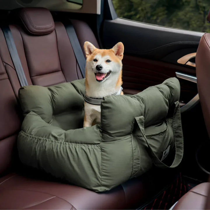 Lit voiture chien confortable et sécurisé.  Attaches ceinture. Rembourrage doux. Voyage en toute sécurité.