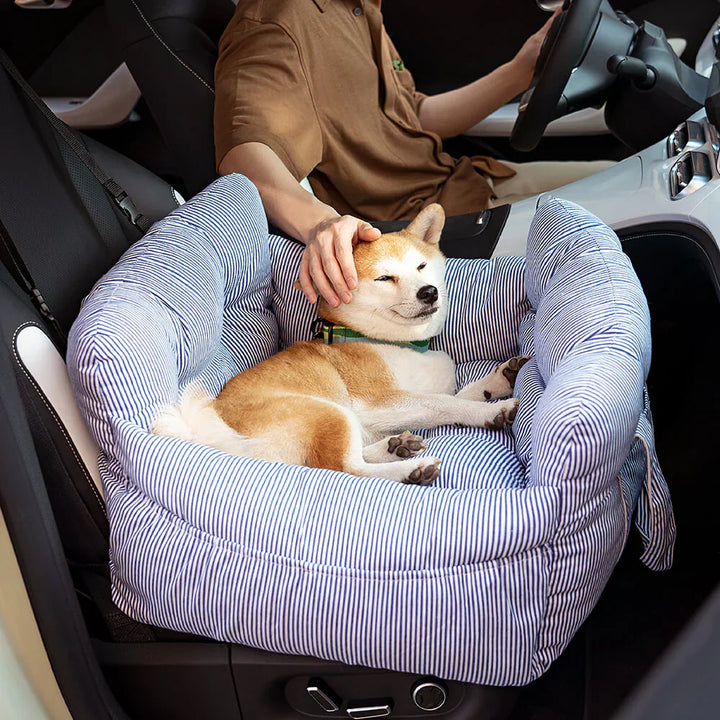 Lit voiture chien confortable et sécurisé.  Attaches ceinture. Rembourrage doux. Voyage en toute sécurité.