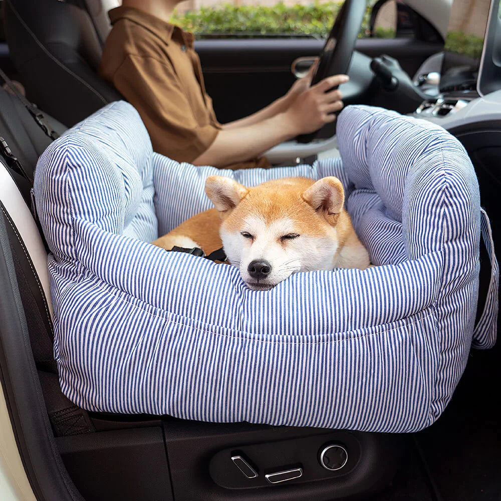 Lit voiture chien confortable et sécurisé.  Attaches ceinture. Rembourrage doux. Voyage en toute sécurité.