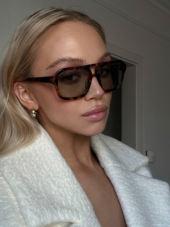 Lunettes de soleil aviateur ovales élégantes, monture ovale, style rétro, pour femme, idéal mode chic.
