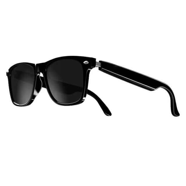 "Lunettes de soleil intelligentes avec caméra intégrée et Bluetooth, design moderne pour femmes, vue de face."