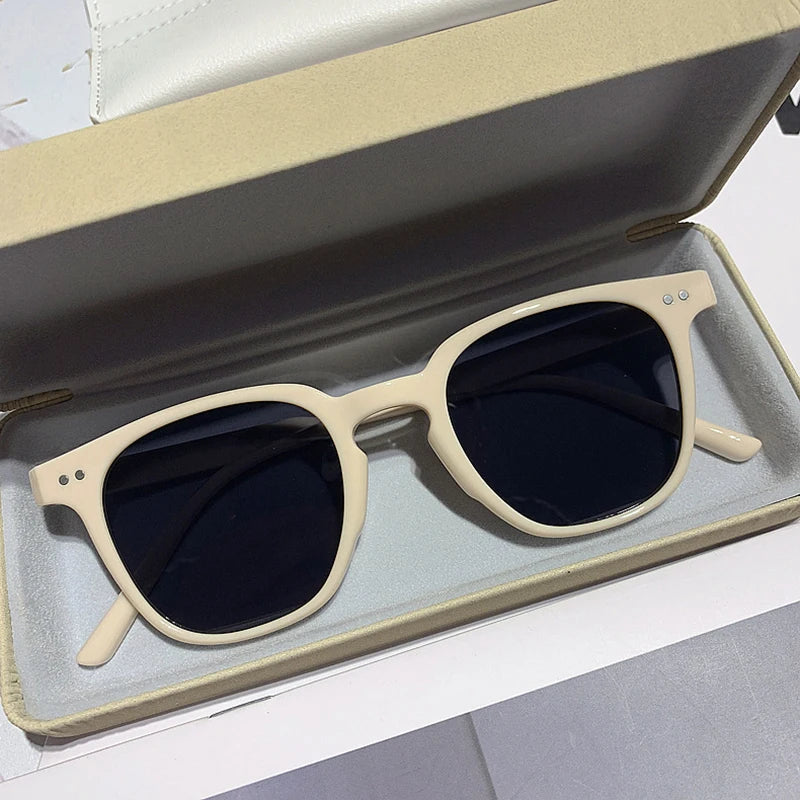 Lunettes de soleil polarisées UV400 élégantes pour hommes et femmes, offrant protection et confort optimal en extérieur.