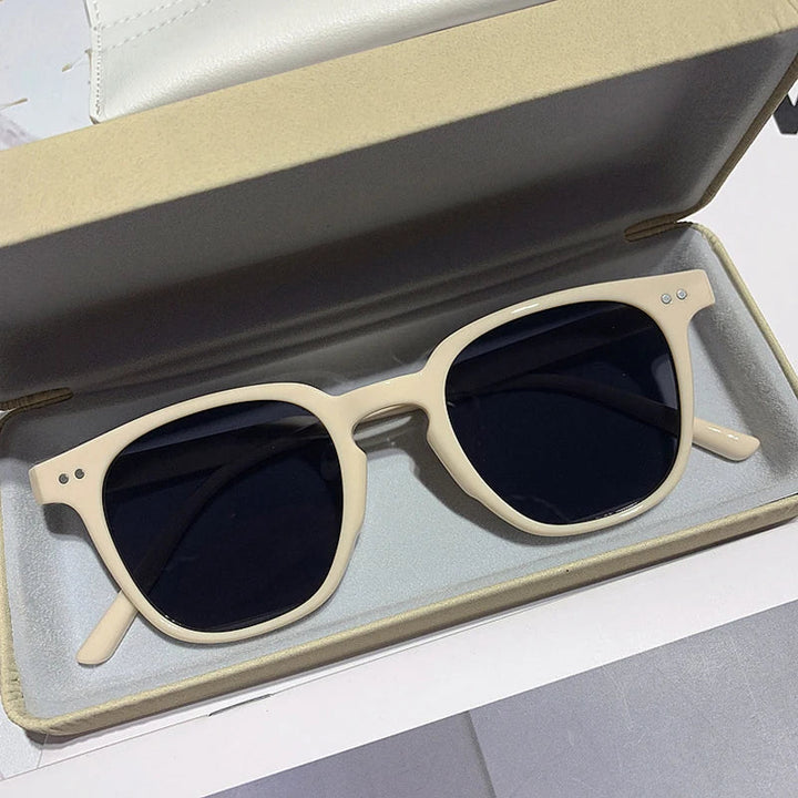 Lunettes de soleil polarisées UV400 élégantes pour hommes et femmes, offrant protection et confort optimal en extérieur.
