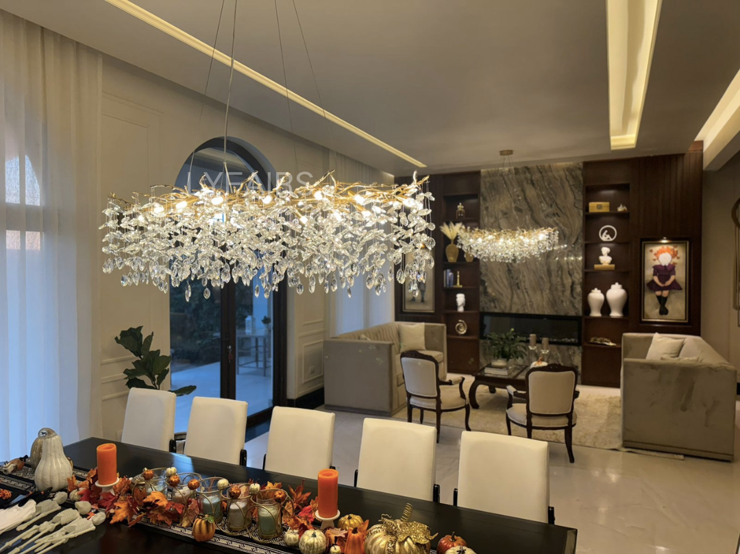 Lustre cristal français élégant, éclairage luxe salon. Design raffiné, cristaux scintillants.