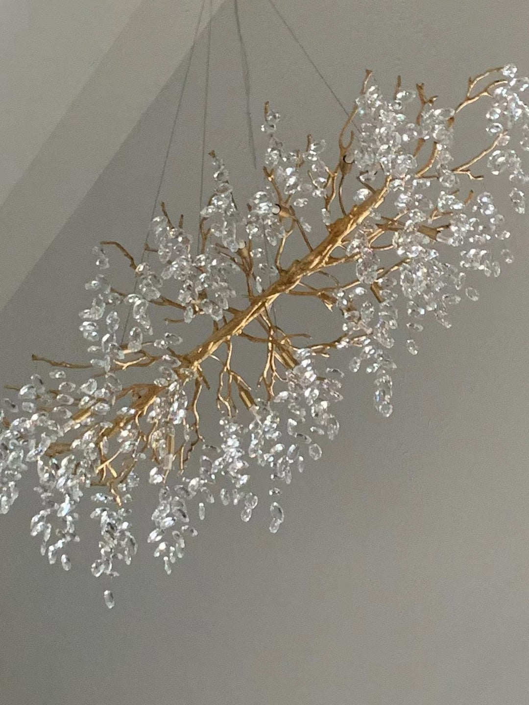 Lustre cristal français élégant, éclairage luxe salon. Design raffiné, cristaux scintillants.
