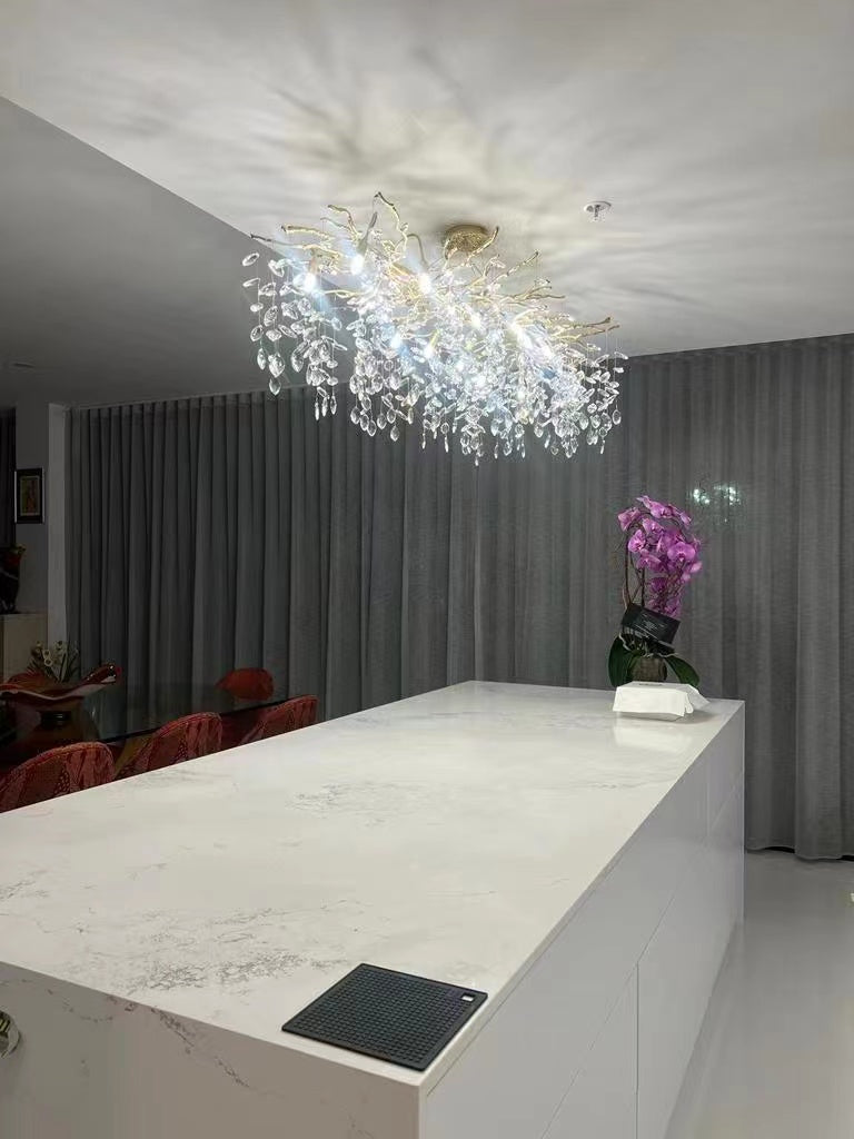 Lustre cristal français élégant, éclairage luxe salon. Design raffiné, cristaux scintillants.