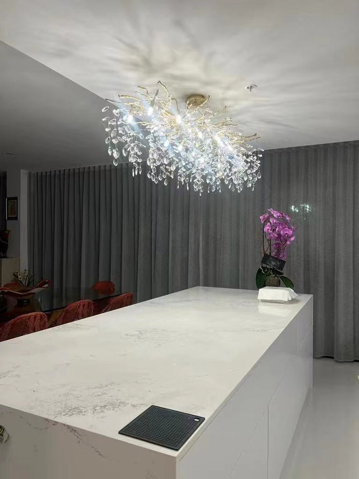 Lustre cristal français élégant, éclairage luxe salon. Design raffiné, cristaux scintillants.