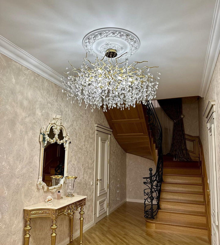 Lustre cristal français élégant, éclairage luxe salon. Design raffiné, cristaux scintillants.