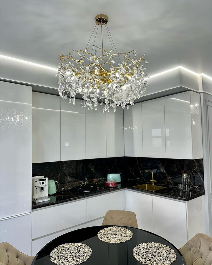 Lustre cristal français élégant, éclairage luxe salon. Design raffiné, cristaux scintillants.