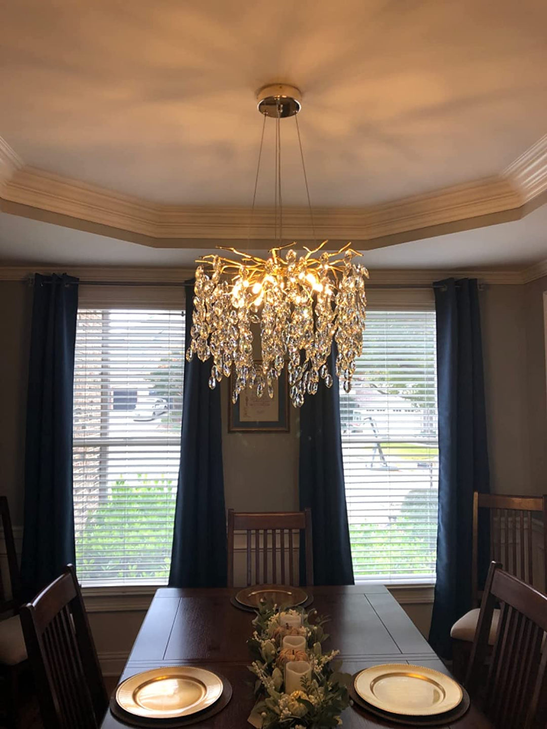 Lustre cristal français élégant, éclairage luxe salon. Design raffiné, cristaux scintillants.