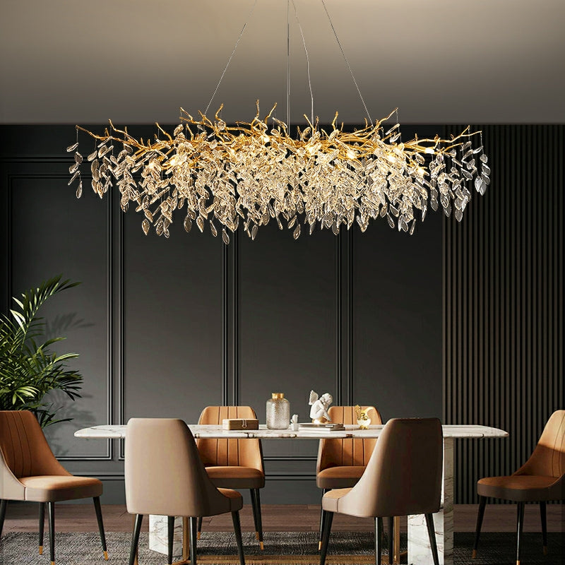 Lustre cristal français élégant, éclairage luxe salon. Design raffiné, cristaux scintillants.