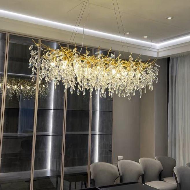 Lustre cristal français élégant, éclairage luxe salon. Design raffiné, cristaux scintillants.