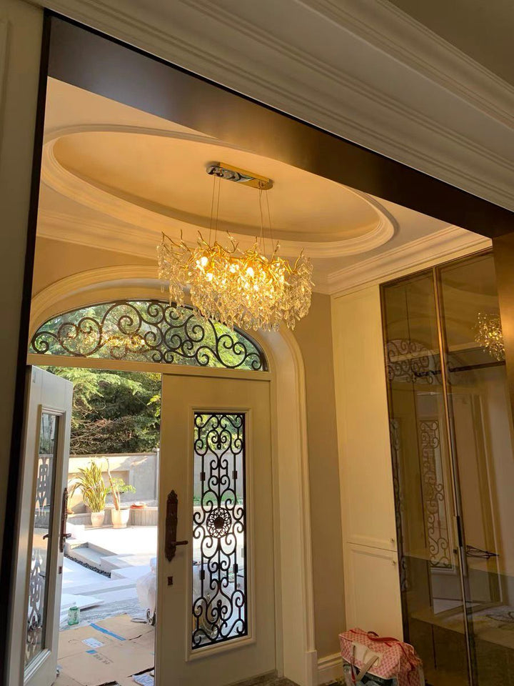 Lustre cristal français élégant, éclairage luxe salon. Design raffiné, cristaux scintillants.