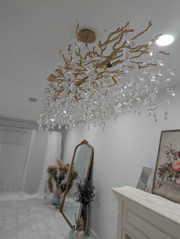 Lustre cristal français élégant, éclairage luxe salon. Design raffiné, cristaux scintillants.