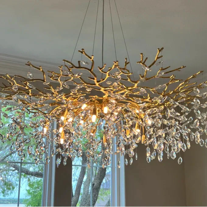 Lustre cristal français élégant, éclairage luxe salon. Design raffiné, cristaux scintillants.