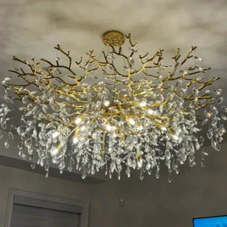 Lustre cristal français élégant, éclairage luxe salon. Design raffiné, cristaux scintillants.