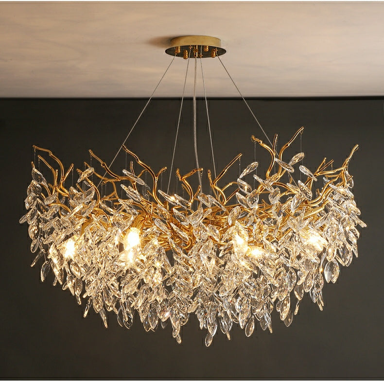 Lustre cristal français élégant, éclairage luxe salon. Design raffiné, cristaux scintillants.