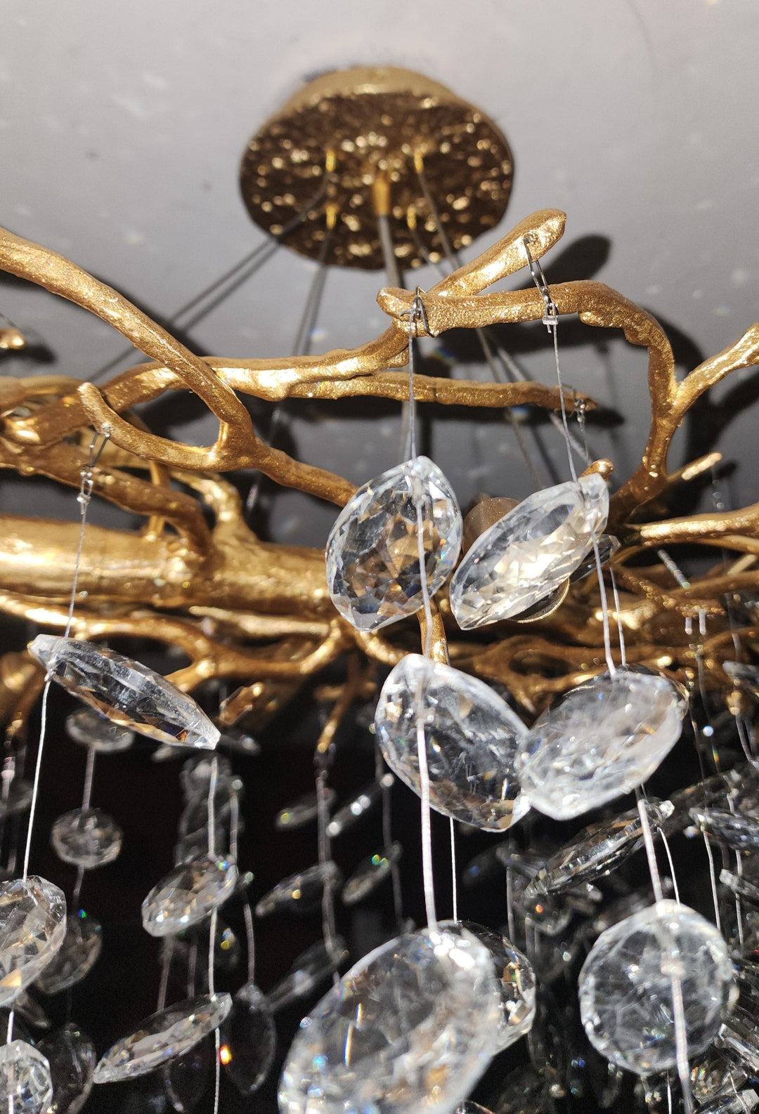 Lustre cristal français élégant, éclairage luxe salon. Design raffiné, cristaux scintillants.