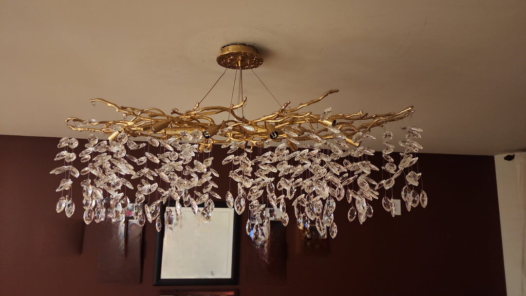 Lustre cristal français élégant, éclairage luxe salon. Design raffiné, cristaux scintillants.