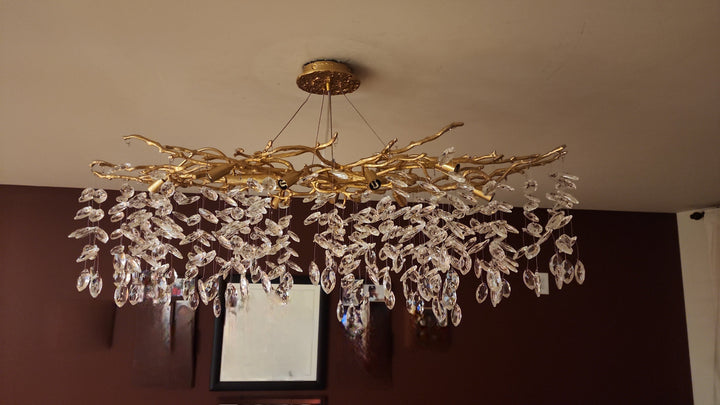 Lustre cristal français élégant, éclairage luxe salon. Design raffiné, cristaux scintillants.