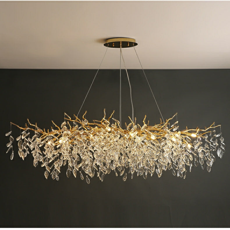 Lustre cristal français élégant, éclairage luxe salon. Design raffiné, cristaux scintillants.