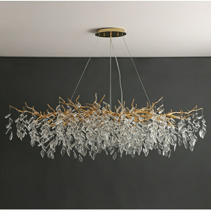 Lustre cristal français élégant, éclairage luxe salon. Design raffiné, cristaux scintillants.