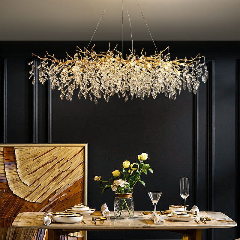 Lustre cristal français élégant, éclairage luxe salon. Design raffiné, cristaux scintillants.