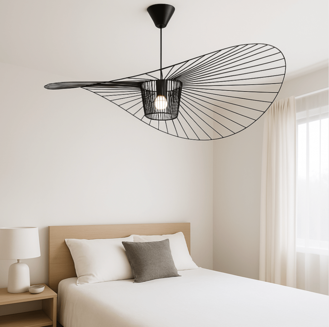 Lustre design contemporain. Structure aérienne en métal et tissu. Éclairage élégant et subtil.