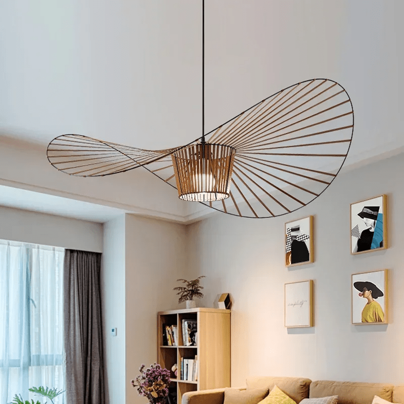 Lustre design contemporain. Structure aérienne en métal et tissu. Éclairage élégant et subtil.