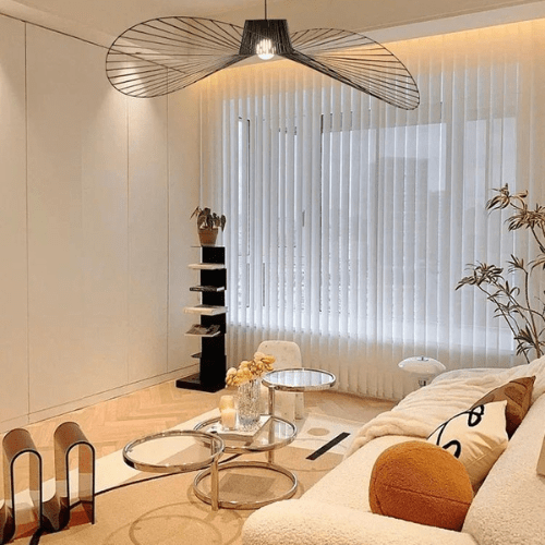 Lustre design contemporain. Structure aérienne en métal et tissu. Éclairage élégant et subtil.