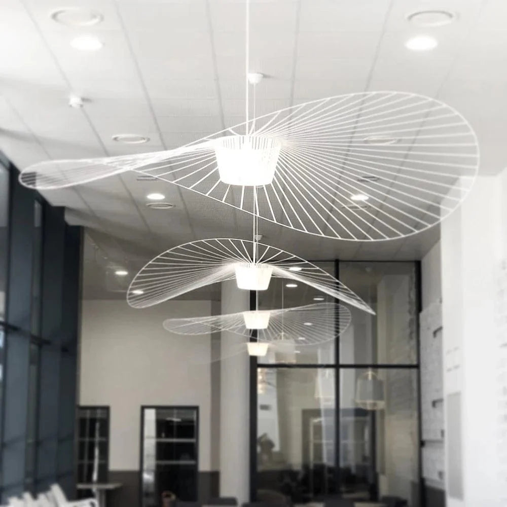 Lustre design contemporain. Structure aérienne en métal et tissu. Éclairage élégant et subtil.