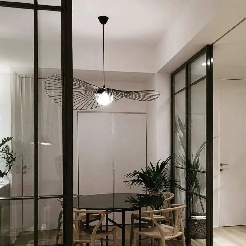 Lustre design contemporain. Structure aérienne en métal et tissu. Éclairage élégant et subtil.
