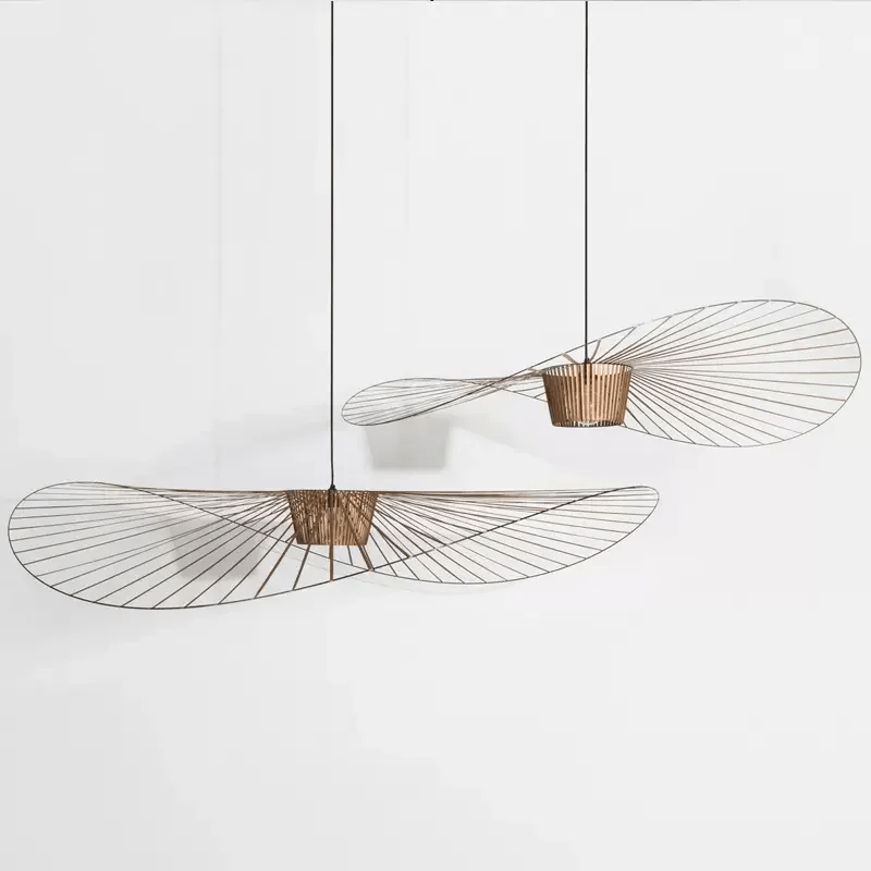 Lustre design contemporain. Structure aérienne en métal et tissu. Éclairage élégant et subtil.