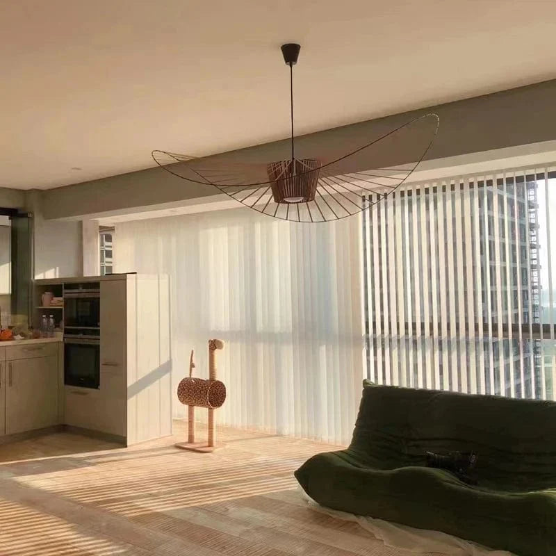 Lustre design contemporain. Structure aérienne en métal et tissu. Éclairage élégant et subtil.
