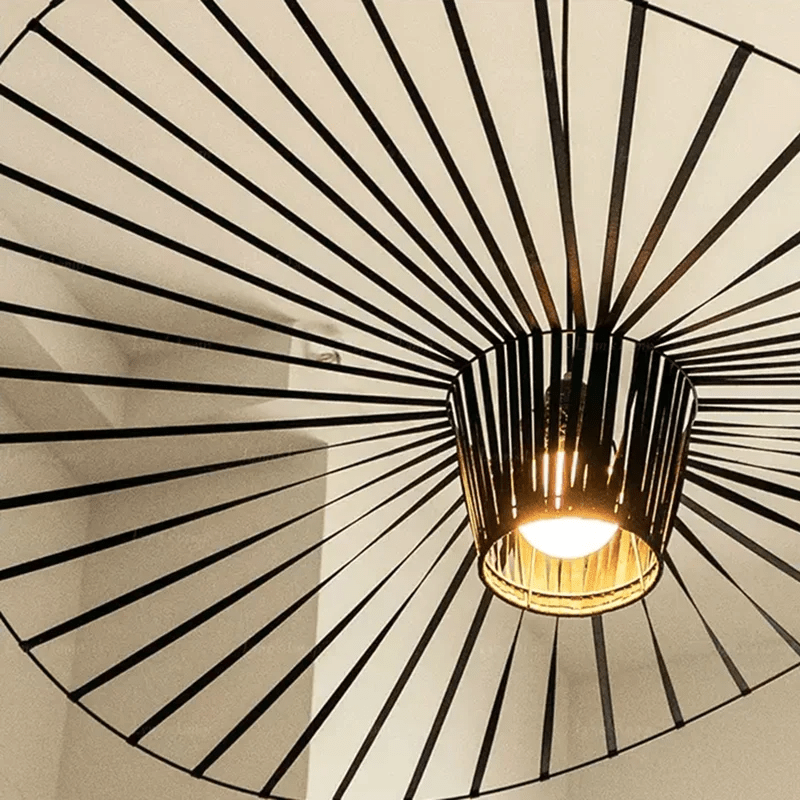 Lustre design contemporain. Structure aérienne en métal et tissu. Éclairage élégant et subtil.