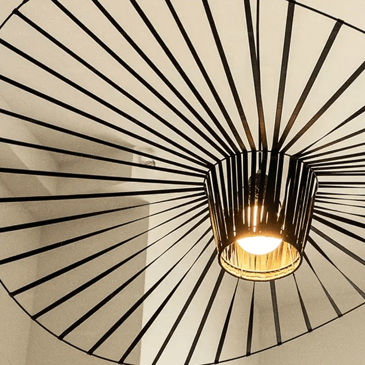 Lustre design contemporain. Structure aérienne en métal et tissu. Éclairage élégant et subtil.
