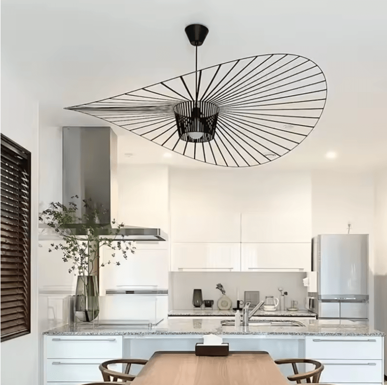 Lustre design contemporain. Structure aérienne en métal et tissu. Éclairage élégant et subtil.