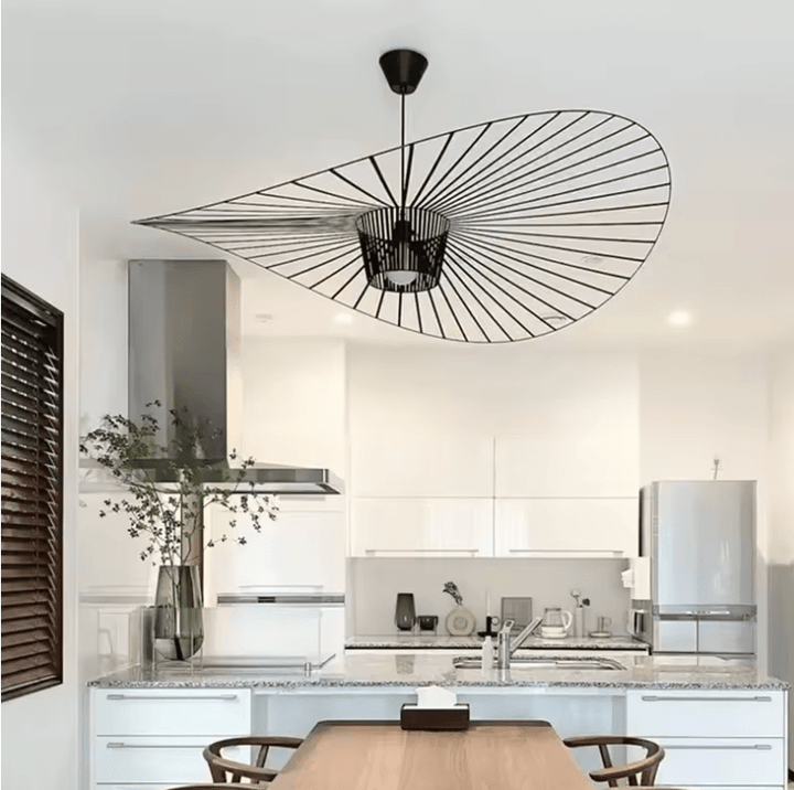 Lustre design contemporain. Structure aérienne en métal et tissu. Éclairage élégant et subtil.