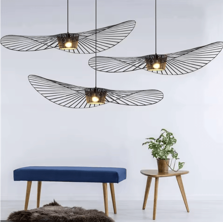 Lustre design contemporain. Structure aérienne en métal et tissu. Éclairage élégant et subtil.