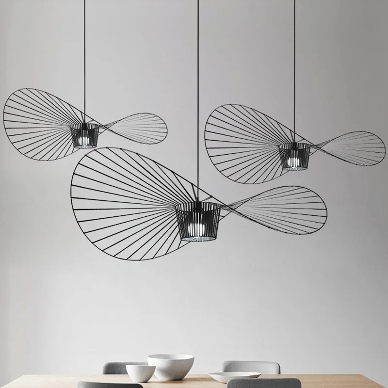 Lustre design contemporain. Structure aérienne en métal et tissu. Éclairage élégant et subtil.