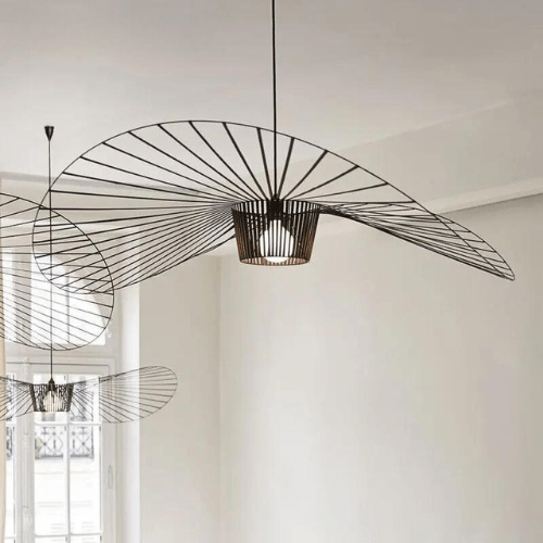 Lustre design contemporain. Structure aérienne en métal et tissu. Éclairage élégant et subtil.