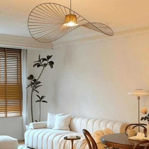 Lustre design contemporain. Structure aérienne en métal et tissu. Éclairage élégant et subtil.