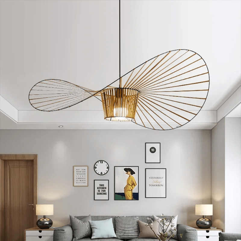Lustre design contemporain. Structure aérienne en métal et tissu. Éclairage élégant et subtil.