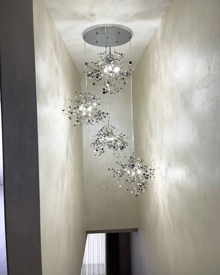 Lustre suspendu moderne, design nuage métallique argent/or. Luminaire élégant et aérien.