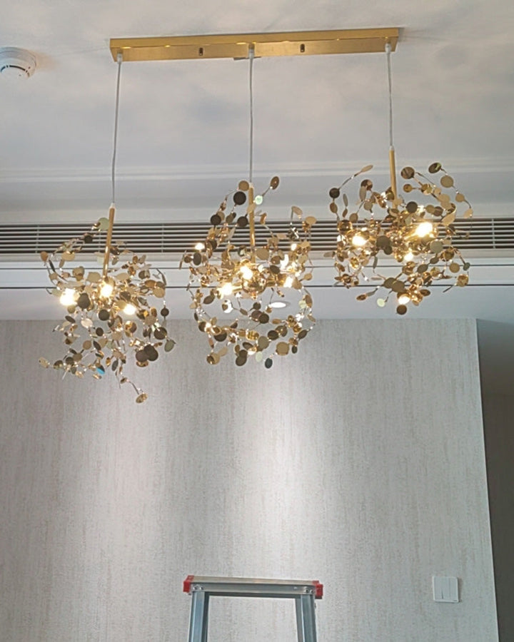 Lustre suspendu moderne, design nuage métallique argent/or. Luminaire élégant et aérien.